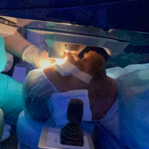 Dr. Khosrof performing lasik