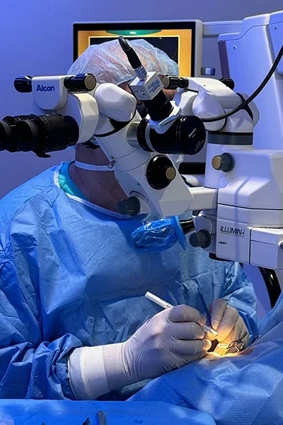 Dr. Khosrof performing RLE or cataract surgery procedure